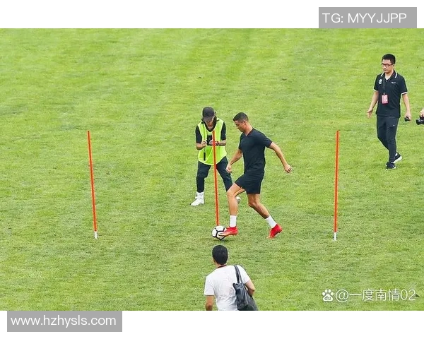 足球明星在赛场上激情四溢双手高举庆祝瞬间的精彩捕捉 足球明星在赛场上激情四溢双手高举庆祝瞬间的精彩捕捉